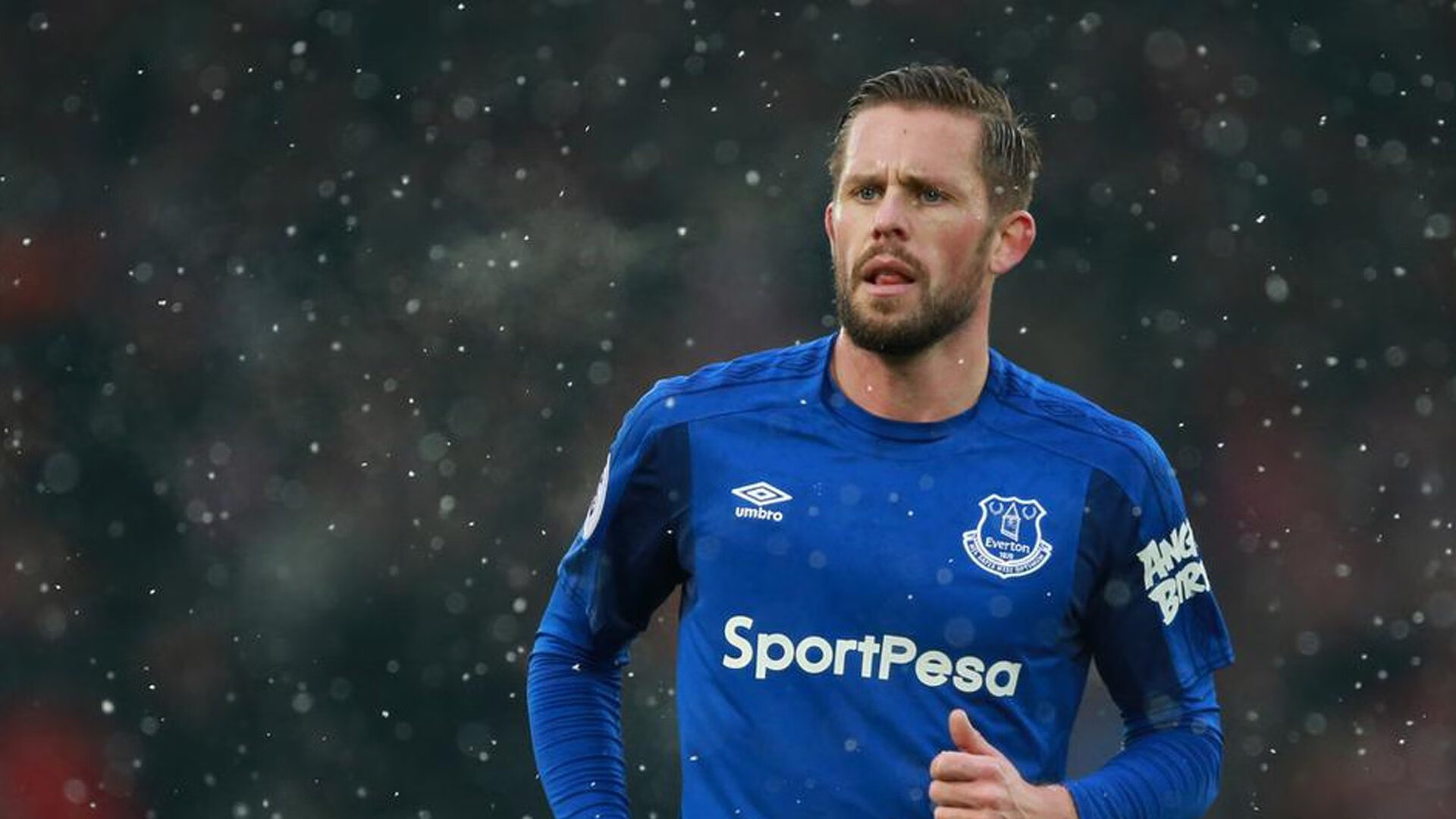 球场狂欢：球迷应援和现场互动高潮不断，球场dj